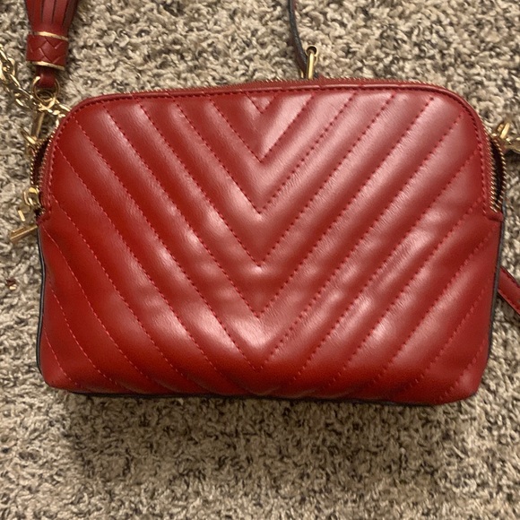 Gorgeous Aldo Cherry Red Chevron Crossbody Bag with Adjustable Strap - Picture 12 of 12